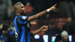 Samuel Eto'o. Striker Kamerun berusia 40 tahun yang pensiun di Qatar SC pada September 2019 dan kini menjabat Presiden Federasi Sepak Bola Kamerun ini mampu menjadi top skor Inter Milan di Liga Italia yaitu di musim 2010/2011. Ia mampu mencetak 21 gol di musim tersebut. (AFP/Giuseppe Cacace)