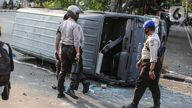 FOTO: Mobil Polisi Dirusak Massa di Kawasan Pejompongan