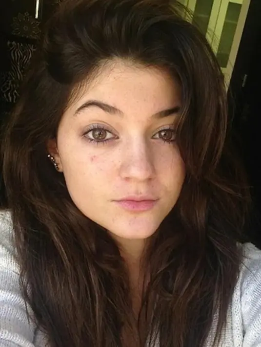 Sebelum menguabah bentuk bibirnya, Kylie Jenner pun sempat mengunggah fotonya tanpa makeup, lho! (instagram/KylieJenner)
