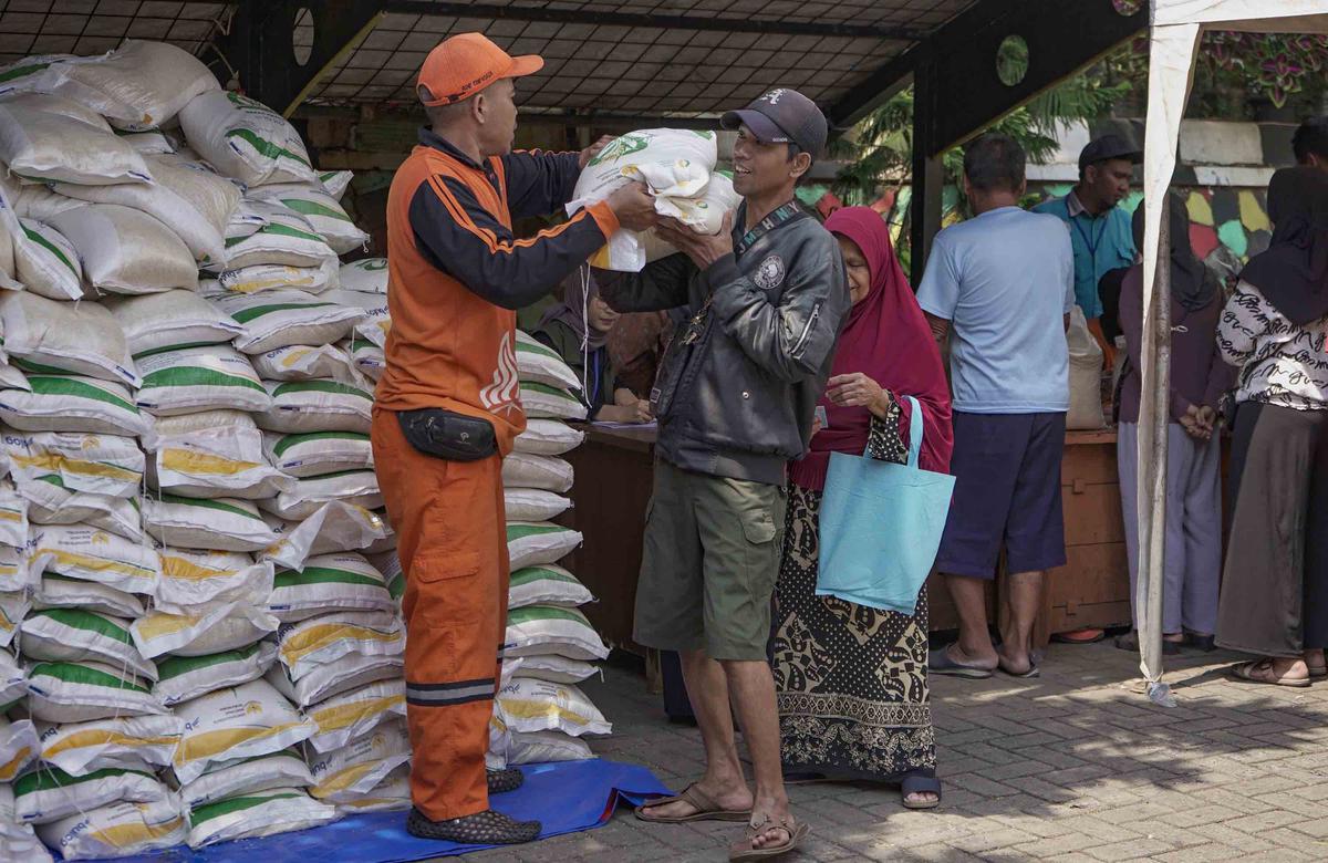 FOTO: 20 Kg Beras untuk Warga Rentan, Pemerintah Gulirkan Bansos Pangan