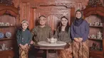 Bersama suami dan kedua buah hatinya, momen pemotretan keluarga ini terlihat begitu kompak. Diketahui bahwa Tia AFI sudah menjalani rumah tangga bersama Adi Ardhiyanto sejak tahun 2011, rumah tangganya ini selalu terlihat harmonis. (Liputan6.com/IG/@tia_afi2)