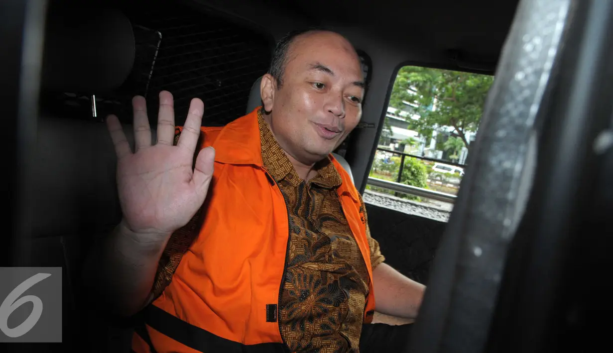 Andri Tristianto Sutrisna berada di dalam mobil tahanan usai menjalani pemeriksaan KPK, Jakarta (8/4). Andri Ichsan diperiksa sebagai tersangka dugaan pemberian gratifikasi penundaan pengiriman putusan kasasi perkara di MA. (Liputan6.com/Helmi Afandi)