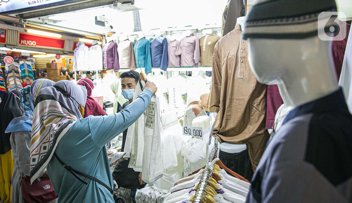 Calon pembeli memilih perlengkapan ibadah di pasar Tanah Abang Jakarta, Sabtu (17/4/2021). Saat bulan Ramadhan, umat muslim ramai berbelanja perlengkapan ibadah seperti, tasbih, sajadah, peci dan baju muslim untuk dipergunakan saat beribadah di bulan suci. (Liputan6.com/Faizal Fanani)