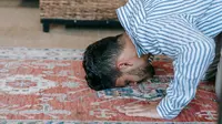 Pria muslim sedang sujud (Pexels)