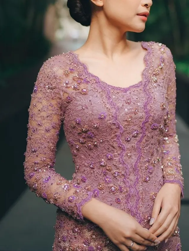 6 Pesona Anggun Hanggini Kenakan Kebaya Dusty Purple saat jadi Bridesmaid Pernikahan Sahabat