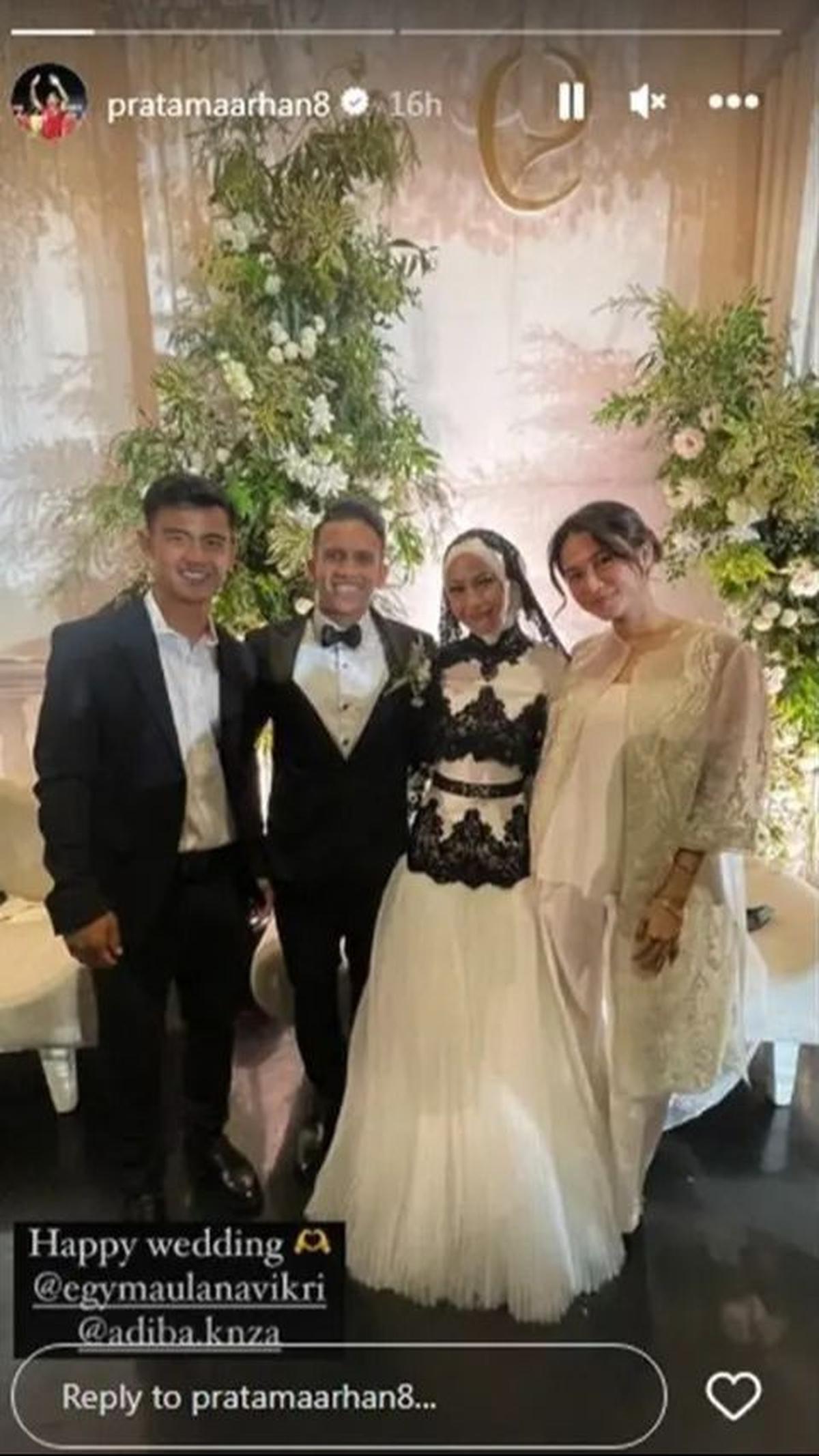 Arhan dengan tulus menyampaikan kegembiraannya atas pernikahan sahabatnya, tidak lupa memberikan ucapan yang hangat bagi pasangan baru tersebut.