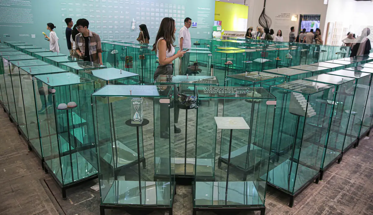 Pengunjung mengamati karya seni dalam pameran seni tahunan Art Jakarta 2023 berlangsung di JIExpo Kemayoran, Jakarta, Sabtu (18/11/2023). (Liputan6.com/Faizal Fanani)