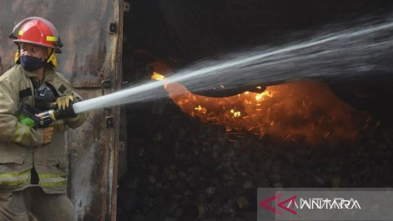 Gulkarmat Kerahkan 50 Personel Padamkan Kebakaran Rumah di Muara Angke