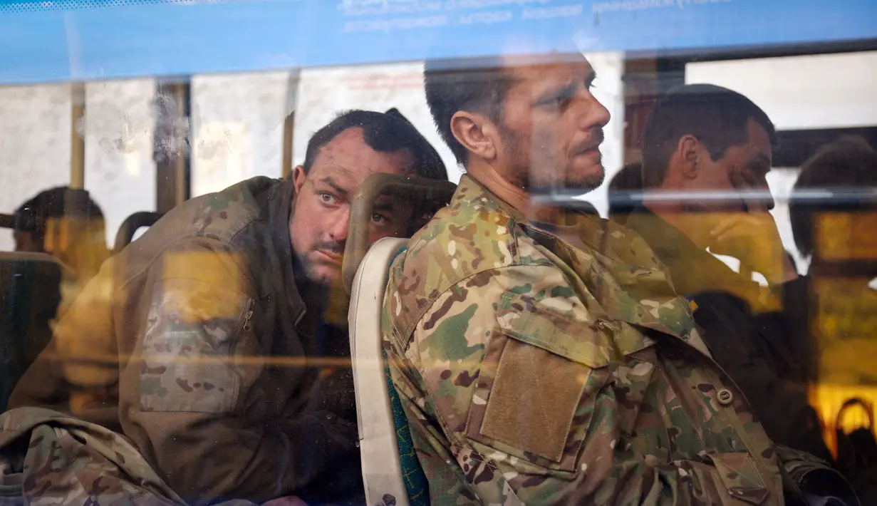 Prajurit Ukraina duduk dalam bus setelah mereka dievakuasi dari pabrik baja Azovstal Mariupol yang terkepung, dekat penjara penahanan di Olyonivka, di wilayah di bawah pemerintahan Republik Rakyat Donetsk, Ukraina timur, 17 Mei 2022. Di awal-awal invasi, pasukan Rusia berhasil merebut beberapa wilayah Ukraina dengan capaian besar yang pernah diraih Moskwa adalah menguasai lebih dari 25 persen atau seperempat wilayah Ukraina pada Juli 2022. (AP Photo/Alexei Alexandrov, File)