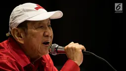 Atlet bridge Indonesia, Bambang Hartono memberi keterangan pers di JiExpo Kemayoran, Jakarta, Rabu (22/8). Pendiri Grup Djarum ini akan berpasangan dengan Polli Bert Toar (64) di Asian Games 2018. (Bola.com/Vitalis Yogi Trisna)