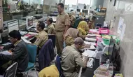 Sejumlah Pegawai Negeri Sipil (PNS) Pemprov DKI Jakarta melakukan tugas dinasnya di Balaikota, Jakarta, Senin (10/6/2019). PNS kembali berdinas di masing-masing instansinya pada hari pertama kerja usai libur nasional dan cuti bersama Hari Raya Idul Fitri 1440 H. (Liputan6.com/Faizal Fanani)