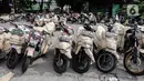 Pekerja mendata sepeda motor milik peserta program mudik motor gratis (Motis) Lebaran 2023 di kawasan Stasiun Jakarta Gudang, Kampung Bandan, Jakarta, Minggu (16/4/2023). (Liputan6.com/Johan Tallo)