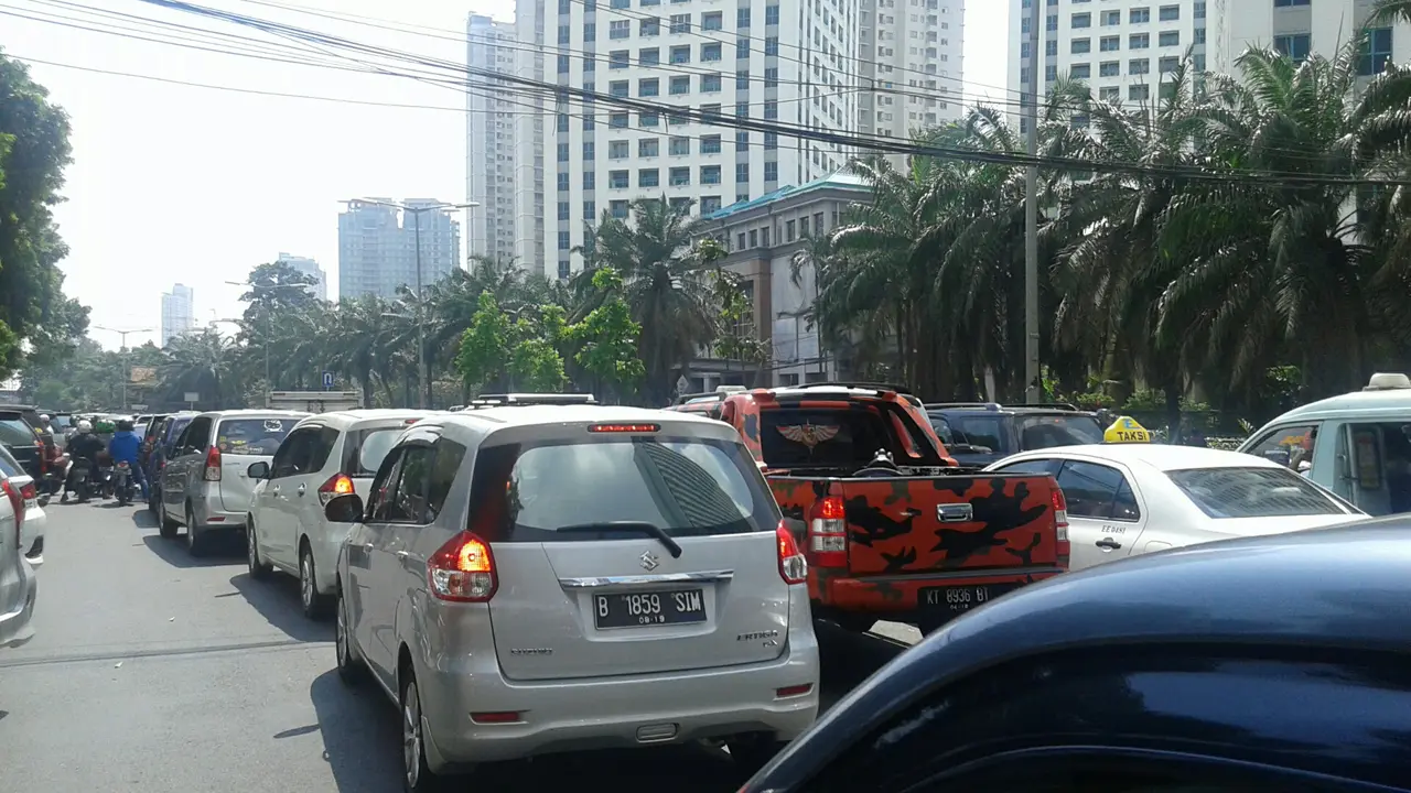 TPU Karet Bivak Diserbu Peziarah, Kuningan-Tanah Abang Macet 1 Km