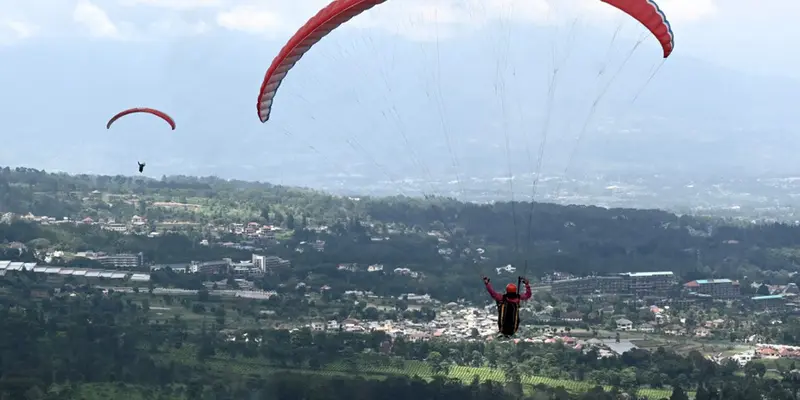 FOTO: Memacu Adrenalin Naik Paralayang di Puncak Bogor