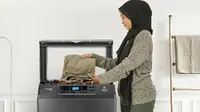 Mencuci pakaian dan hijab dengan Polytron Zeromatic Laguna Series. (Dok. Polytron)