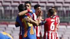 Penyerang Barcelona, Lionel Messi memeluk striker Atletico Madrid, Luis Suarez sebelum pertandingan lanjutan La Liga Spanyol di stadion Camp Nou di Barcelona, Spanyol, Sabtu (8/5/2021). Barcelona bermain imbang atas Atletico Madrid 0-0. (AP Photo / Joan Monfort)