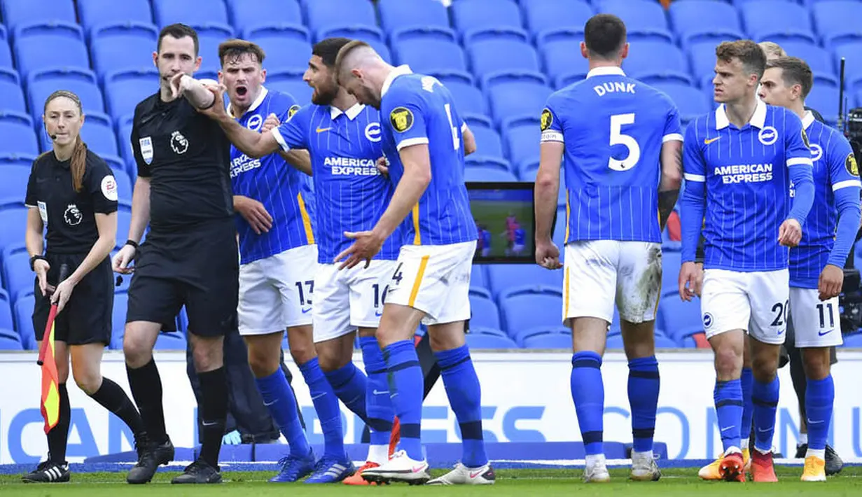 Para pemain Brighton Hove Albion melakukan protes kepada wasit saat melawan Manchester United pada laga Liga Inggris, Sabtu (26/9/2020). Setan Merah menang dengan skor 3-2. (Glyn Kirk/Pool via AP)