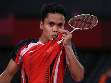 Pebulu tangkis Indonesia, Anthony Ginting melawan wakil Jepang, Kanta Tsuneyama pada babak 16 besar nomor tunggal putra Olimpiade Tokyo 2020. Ginting lebih diunggulkan lewat peringkatnya, namun Tsuneyama tercatat mengantongi kemenangan di pertemuan terakhir mereka. (Foto: Dok. NOC Indonesia)