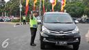 Petugas melakukan teguran kepada pengendara yang melanggar di jalan Medan Merdeka Barat, Jakarta, Jumat (5/8). Terhitung 27 Juli hingga 3 Agustus 2016 jumlah pelanggaran uji coba ganjil-genap mencapai 5.947 pelanggar. (Liputan6.com/Yoppy Renato)