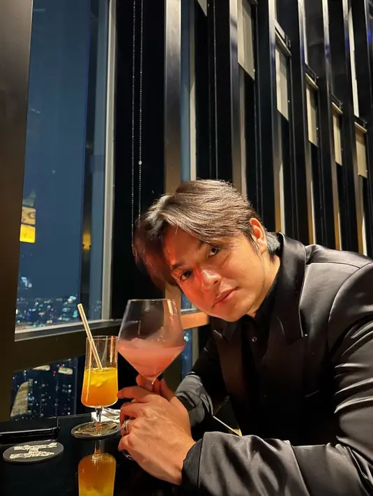 Di hari bahagianya itu, dia merayakan bersama sang kekasih, Shenina Cinamon. [Instagram/anggayunanda]