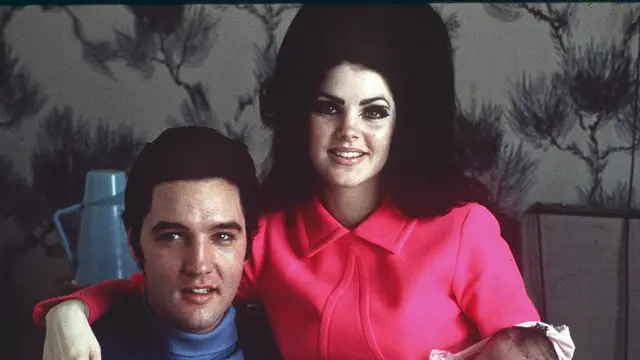Elvis Presley dan Priscilla, saat Lisa Marie dibaptis. (AP Photo/File)
