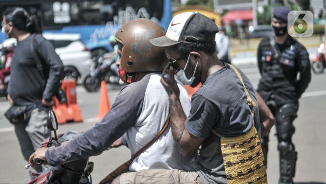 Massa FRI-West Papua menaiki sepeda motor saat dibubarkan oleh aparat kepolisian terkait aksi peringatan Deklarasi 1 Desember 1961 di kawasan Monas, Jakarta, Selasa (1/12/2020). Massa menolak perpanjangan otonomi khusus dan menuntut hak nasib rakyat West Papua. (merdeka.com/Iqbal S. Nugroho)