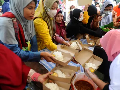 Pemerintah Kota (Pemkot) Depok menyiapkan makanan dan minuman gratis saat kegiatan Makan Nusantara Gratis pada puncak acara Hari Ulang Tahun (HUT) ke-24, di Lapangan Balai Kota Depok, Jawa Barat, Selasa (2/5/2023). (merdeka.com/Arie Basuki)