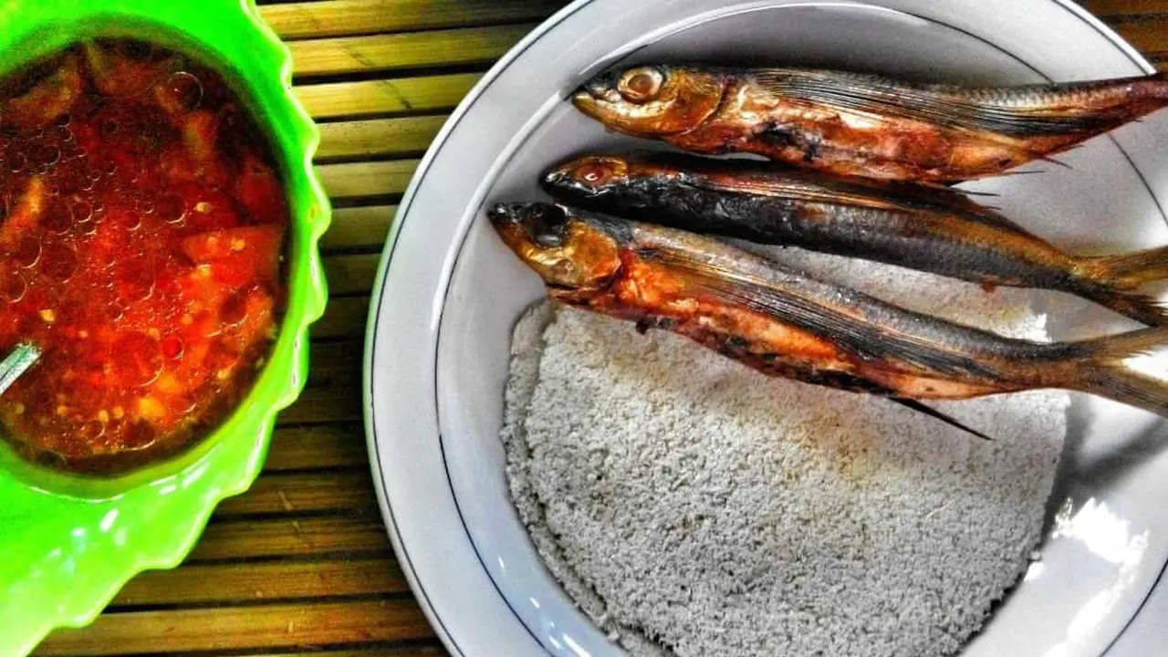 Nikmatnya Sarapan Pagi dengan Roti Singkong dan Ikan Tuing Tuing