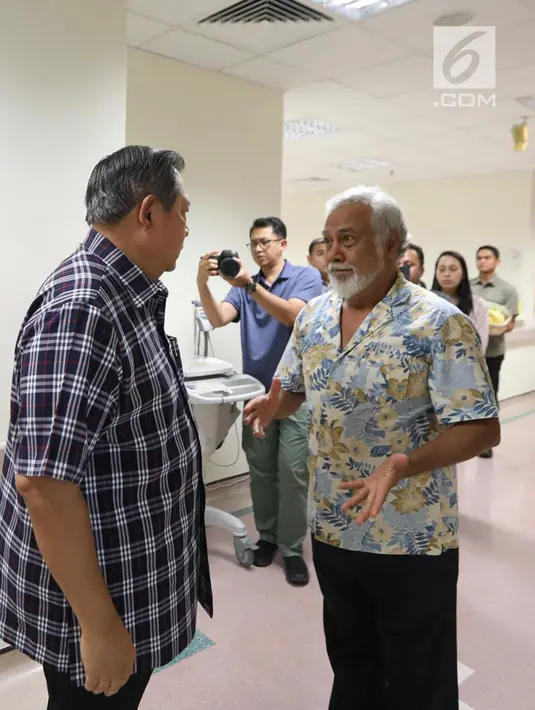 Presiden RI ke-6 Susilo Bambang Yudhoyono (SBY) menyambut mantan PM Timor Leste Xanana Gusmao di National University Hospital, Singapura, Minggu (24/2). Xanana memberikan doa kesembuhan untuk Ani Yudhoyono. (Liputan6.com/HO/Anung Anandito)