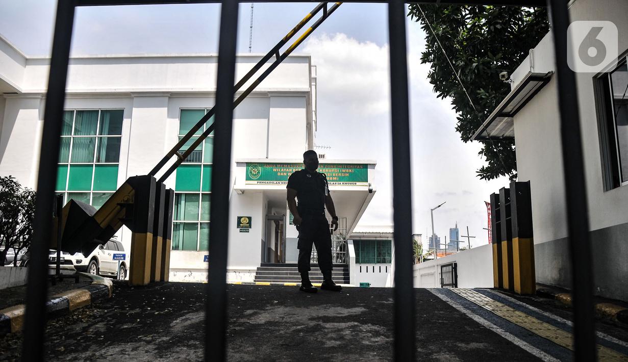 Petugas keamanan berjaga di gerbang pintu masuk saat penutupan sementara Pengadilan Negeri (PN) Jakarta Barat, Kamis (27/1/2022). Penutupan dimulai pada 27-31 Januari 2022 dan akan dibuka kembali pada 2 Februari 2022. (Merdeka.com/Iqbal S. Nugroho)