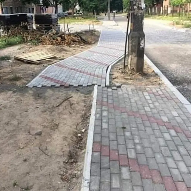 6 Potret Paving di Trotoar Jalan Ini Nyeleneh, Bikin Geleng Kepala