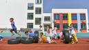 Anak-anak bermain di taman kanak-kanak lokasi relokasi wilayah Sansui, Provinsi Guizhou, China, 31 Agustus 2020. Guizhou telah merelokasi 1,88 juta orang sebagai upaya pengentasan kemiskinan dalam periode Rencana Lima Tahunan ke-13 (2016-2020). (Xinhua/Yang Wenbin)