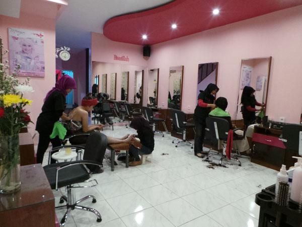 Salon Moz5 menyediakan perawatan dengan bahan cokelat/ copyright by Vemale.com