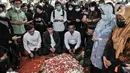 Warga berdoa saat berziarah ke makam Ketua Dewan Pers Azyumardi Azra di Taman Makam Pahlawan (TMP) Kalibata, Jakarta Selatan, Selasa (20/9/2022). Ketua Dewan Pers 2022 - 2025 Azyumardi Azra wafat di Malaysia karena sakit dan akan dimakamkan di TMP Kalibata. (merdeka.com/Iqbal S Nugroho)