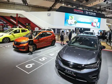 Suasana booth Honda saat memamerkan produk terbarunya dalam ajang Gaikindo Indonesia International Auto Show (GIIAS) 2024 di ICE BSD, Kabupaten Tangerang, Rabu (17/7/2024). (Liputan6.com/Angga Yuniar)