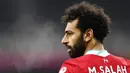 Penyerang Liverpool, Mohamed Salah, tampak kecewa usai gagal mencetak gol ke gawang Newcastle United pada laga Liga Inggris di Stadion St James' Park, Rabu (30/12/2020). Kedua tim bermain imbang tanpa gol. (Peter Powell/ Pool via AP)