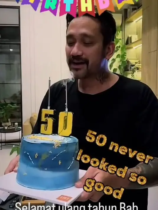 "Happy 50th Birthday Love.. di umur yg 1/2 abad ini yg penting kamu sehat” terus yaa bab.. Semoga semua di lancarkan rejeki, kerjaan, keinginan semuanya tercapai.. Bismillah.." tulis mieke_amalia. [Instagram/mieke_amalia]