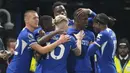 Para pemain Chelsea merayakan gol yang dicetak oleh Nicolas Jackson ke gawang Tottenham Hotspur pada laga Liga Inggris di Stadion Stamford Bridge, Jumat (3/4/2024). (AP Photo/Kirsty Wigglesworth)