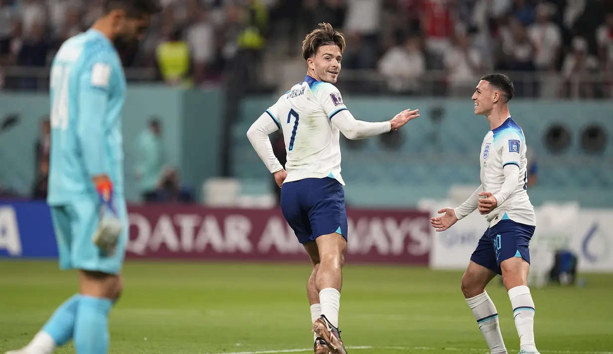 Pada penghujung waktu normal, Jack Grealish membuat Timnas Inggris kembali menjauh dengan mencetak gol keenam. Sepakan kaki kanannya usai menerima umpan Callum Wilson tak mamapu diantisipasi kiper Iran. (AP/Abbie Parr)