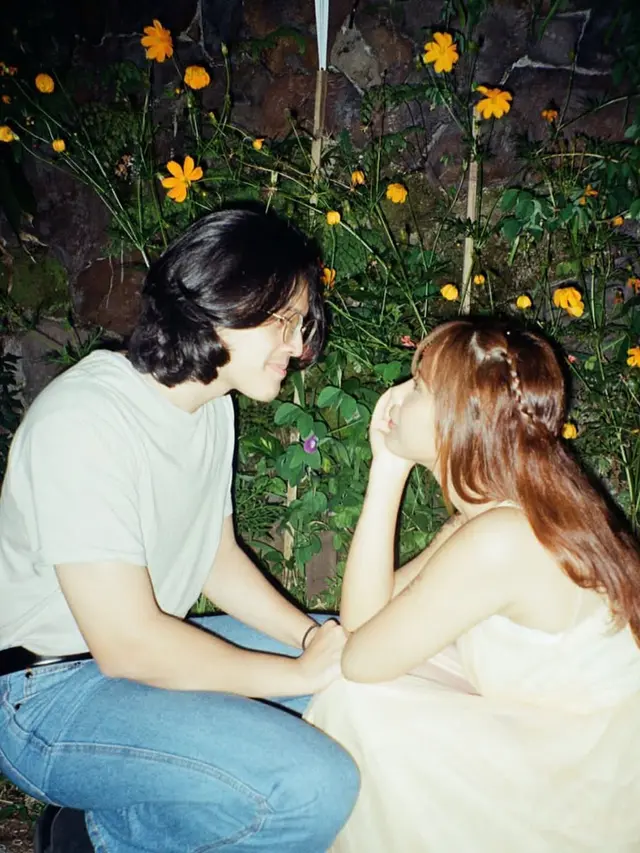 Nadine Amizah Dilamar Adik Sheila Dara, Pasangan Serasi dengan Gaya Vintage Ikonik