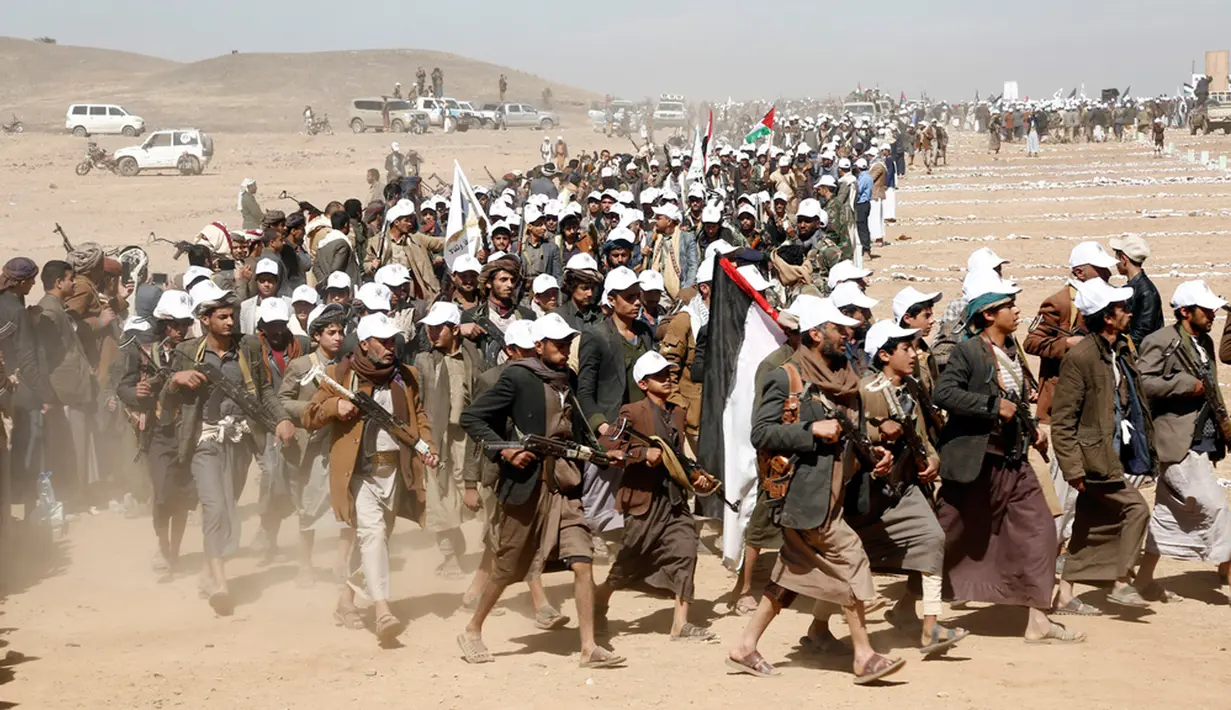 Kiprah kelompok Houthi menyita perhatian publik usai mendeklarasikan blokade terhadap kapal laut yang menuju Israel di Laut Merah. Blokade itu diklaim hanya akan berakhir jika Israel mengizinkan masuknya bantuan kemanusiaan ke Jalur Gaza. (AP Photo)