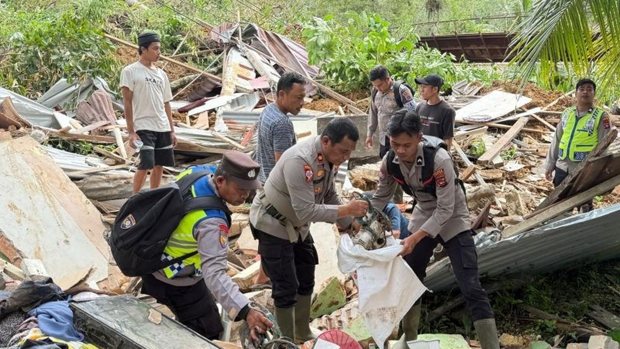 Polres Pasaman Barat Sigap Bersihkan Runtuhan Longsor, Bantu Korban di Talamau