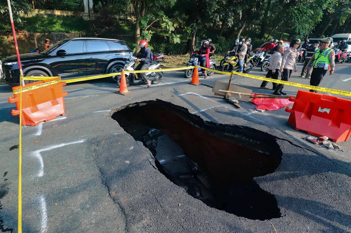 FOTO: Jalan Amblas Lenteng Agung Picu Kemacetan Lalu Lintas