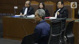 Terdakwa dugaan suap proyek pengadaan di lingkungan PT Krakatau Steel, Wisnu Kuncoro saat sidang pembacaan tuntutan di Pengadilan Tipikor, Jakarta, Rabu (16/10/2019). Wisnu Kuncoro dituntut 2 tahun penjara denda Rp 100 juta subsider 3 bulan kurungan. (Liputan6.com/Helmi Fithriansyah)