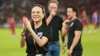 Manajer Timnas Thailand, Nualphan Lamsam atau yang akrab disapa Madam Pang menyapa fans setelah berakhirnya laga matchday ketiga Grup A Piala AFF 2022 menghadapi Indonesia di Stadion Utama Gelora Bung Karno, Senayan, Jakarta, Kamis (29/12/2022) sore WIB. (Bola.com/M Iqbal Ichsan)