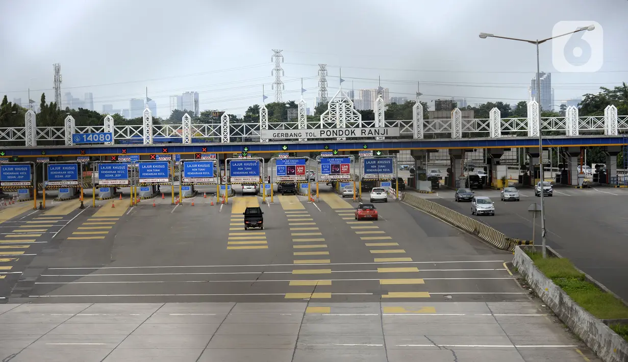 Kendaraan melintasi Jalan Tol BSD-Jakarta yang terlihat lengang di Pintu Tol Pondok Aren, Bintaro, Tangerang Selatan, Rabu (22/4/2020). Sejak pemberlakuan PSBB untuk memutus penularan COVID-19 di wilayah Jakarta dan sekitarnya, aktivitas kendaraan menurun hingga 35 persen. (merdeka.com/Dwi Narwoko)