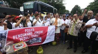 Menteri Tenaga Kerja dan Transmigrasi Hanif Dhakiri melepas keberangkatan rombongan Pendukung Jokowi Peduli Garut di Tugu Proklamasi, Jakarta, Rabu (28/9). (Liputan6.com/Immanuel Antonius) 