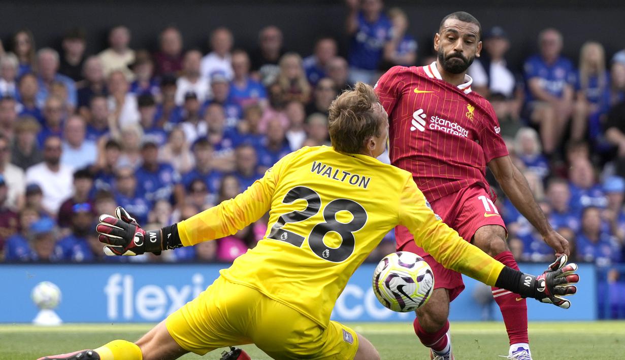 Striker Liverpool, Mohamed Salah mencetak gol kedua timnya ke gawang Ipswich Town pada laga pekan pertama Premier League 2024/2025 di Portman Road Stadium, Ipswich, Sabtu (17/8/2024). (AP Photo/Alastair Grant)