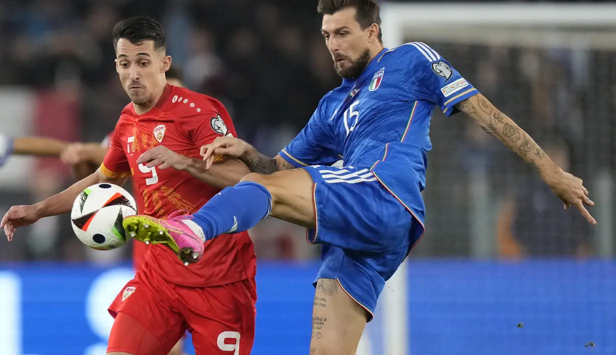 Hasil ini membawa Italia naik ke peringkat dua Grup C dengan 13 poin dari 7 laga, unggul head-to-head dari Ukraina yang memiliki poin sama. (AP Photo/Andrew Medichini)