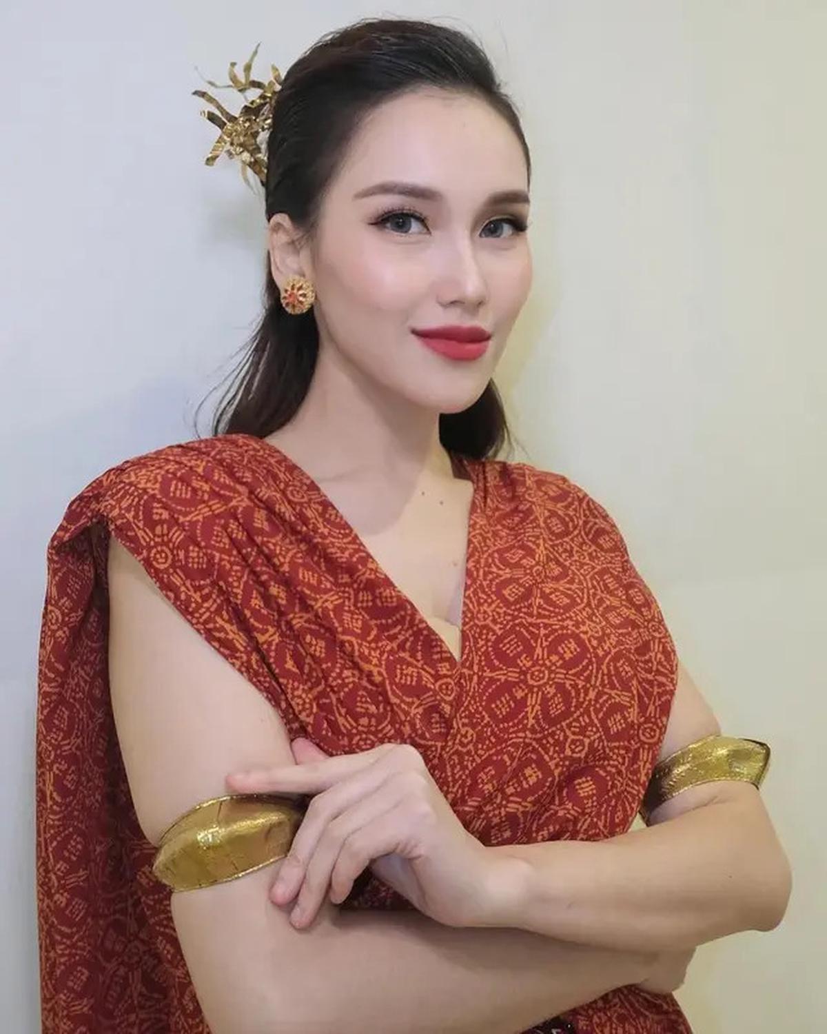 8 Potret Ayu Ting Ting Pakai Batik, Anggun dan Elegan di Berbagai Momen